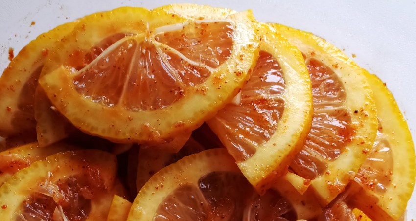 Лимоны с солью дольками