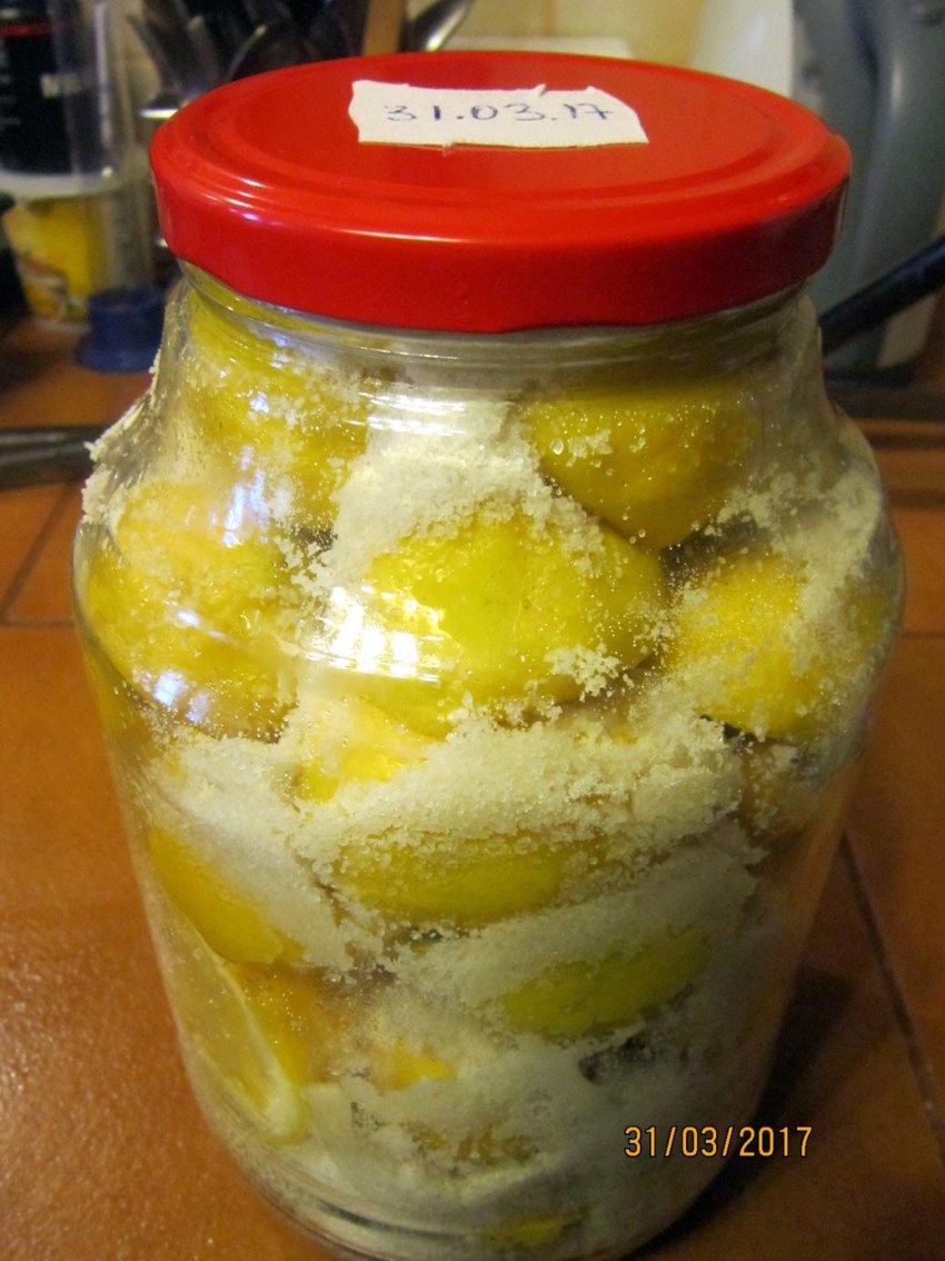 Лимоны с солью в банке