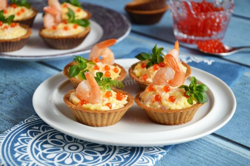 Канапе с икрой и севрюгой
