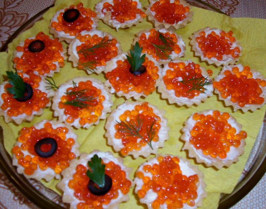 Красная икра на белом фоне