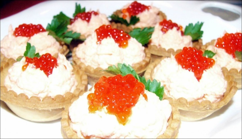 Тарталетки с красной икрой и сливочным сыром