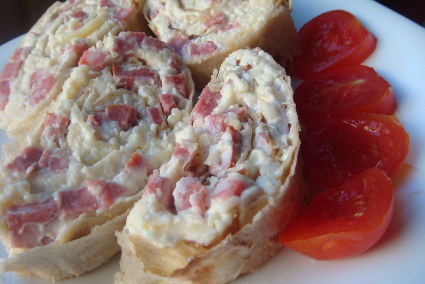 Рулет из лаваша с колбасой и сыром