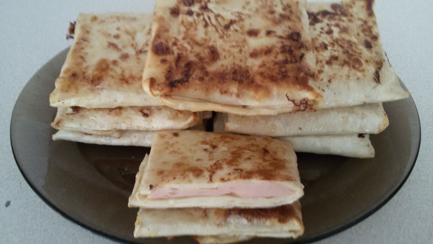 Конвертики из лаваша с сыром и колбасой