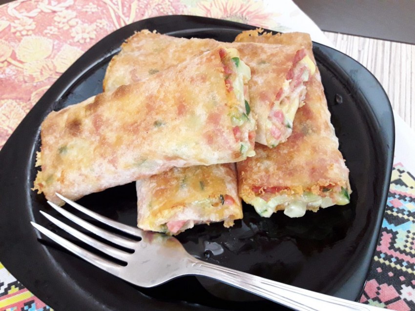 Лаваш с колбасой и сыром на сковороде