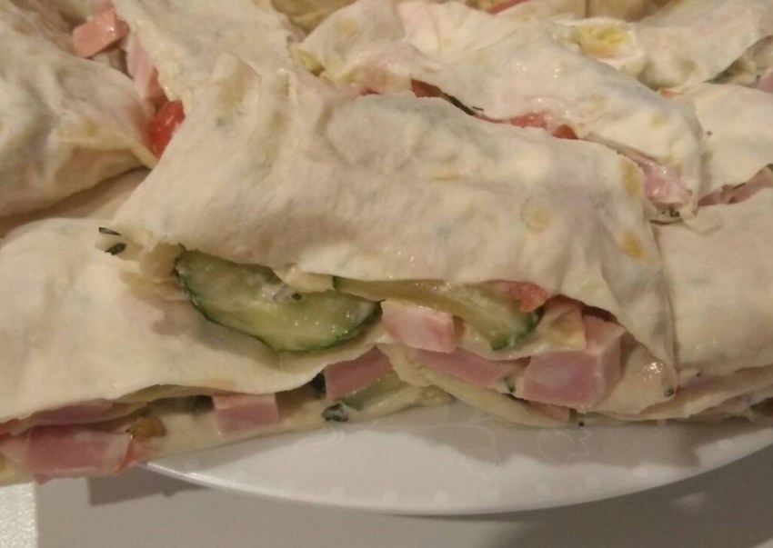 Яичные конвертики с сыром и ветчиной