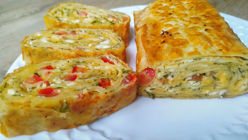 Лаваш с колбасой и сыром на сковороде