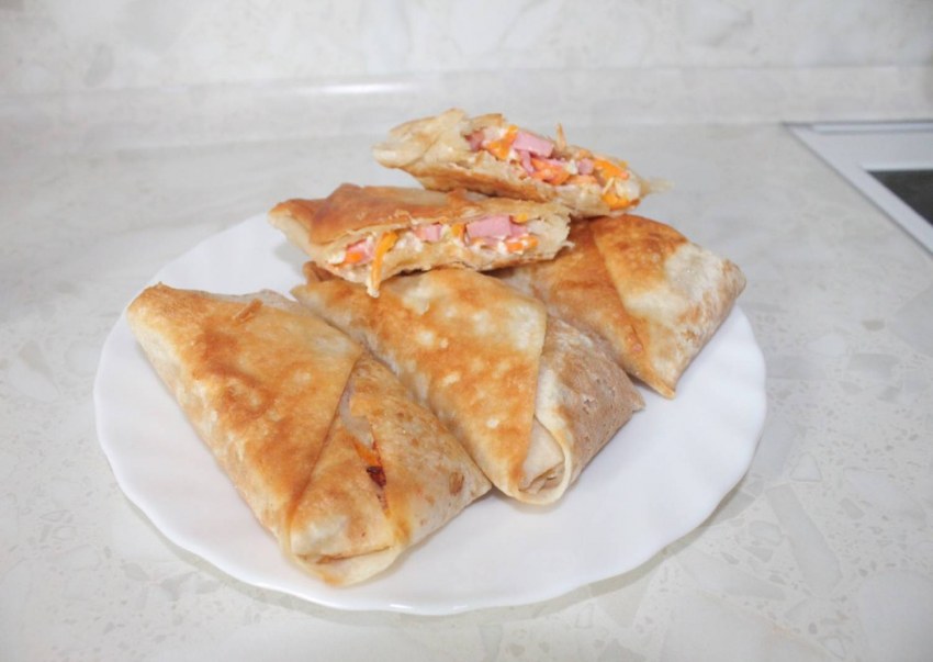 Конвертики из лаваша с сыром и колбасой