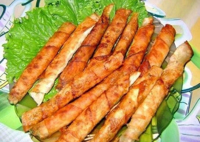 Лаваш с колбасой и сыром на сковороде