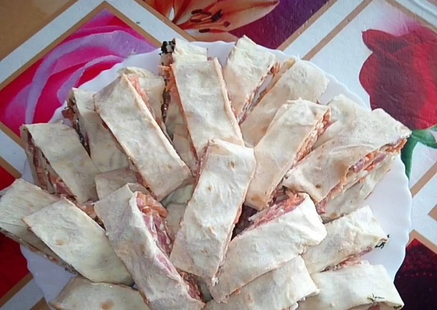 Жареный лаваш с колбасой и сыром