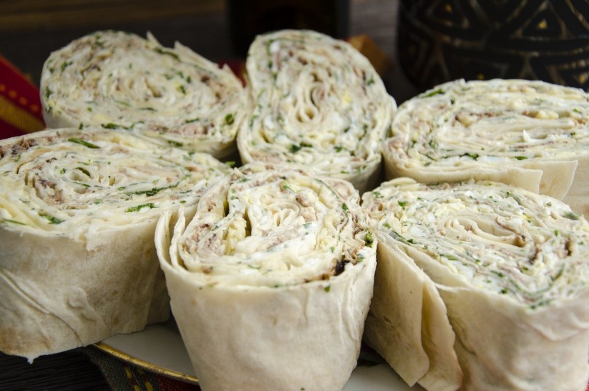 Рулет из лаваша с ветчиной и корейской морковкой