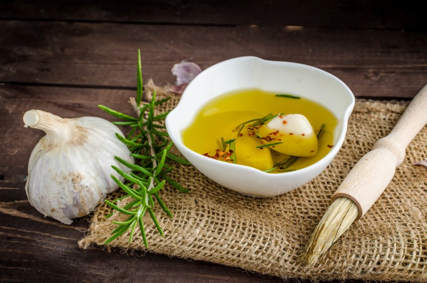 Оливковое масло с розмарином и чесноком