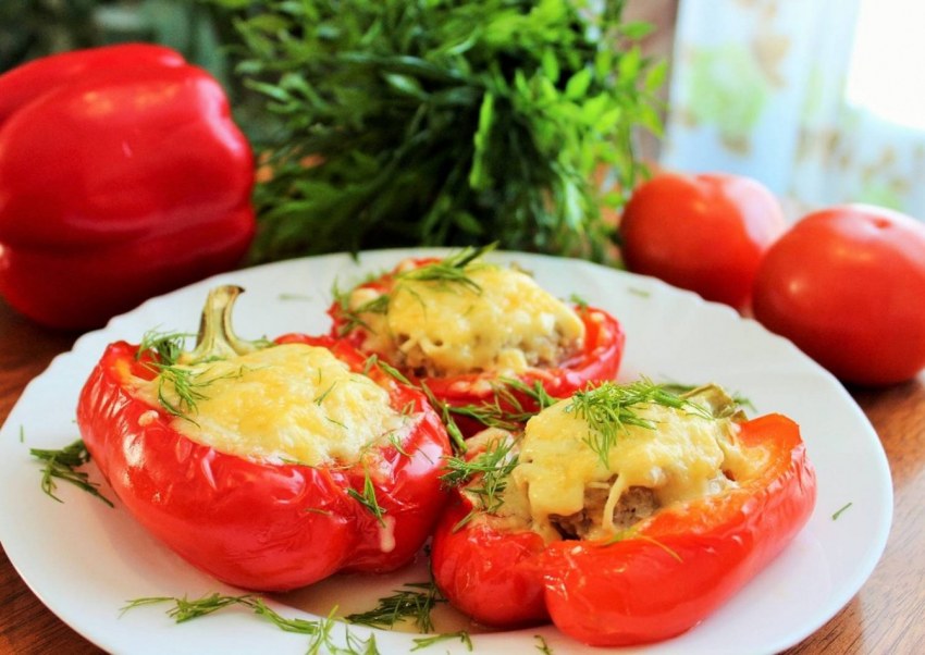 Фаршированные перцы курицей и грибами в духовке
