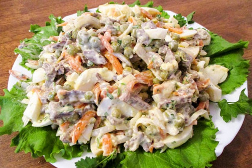 Салат с куриной грудкой и шампиньонами