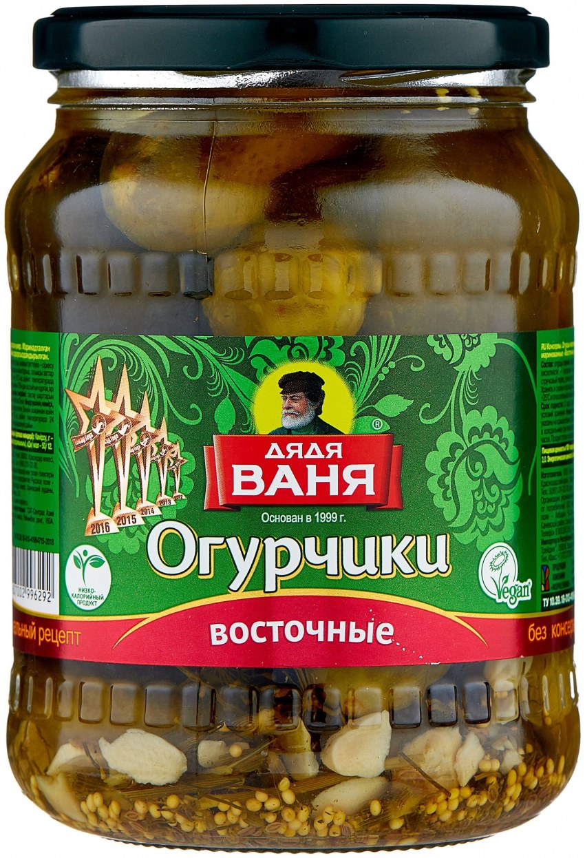 Корнишоны маринованные в тарелке