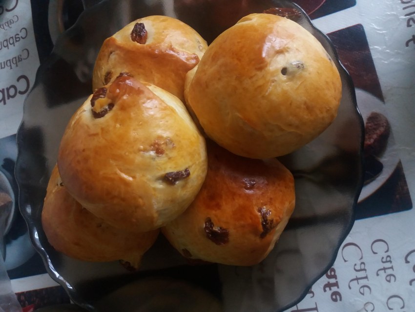 Булочка с изюмом круглая