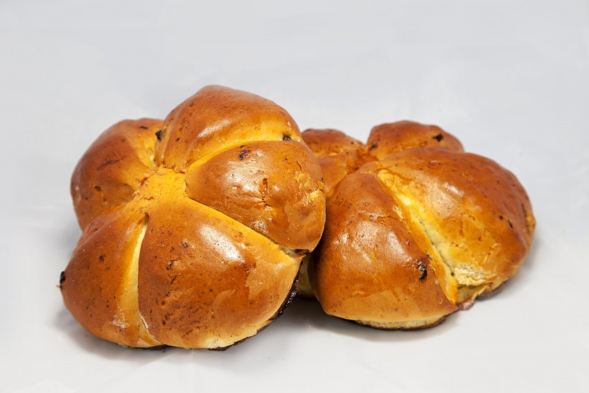 Улитка с изюмом под абрикосовым джемом