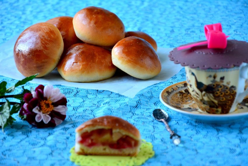 Булочки с изюмом для завтрака
