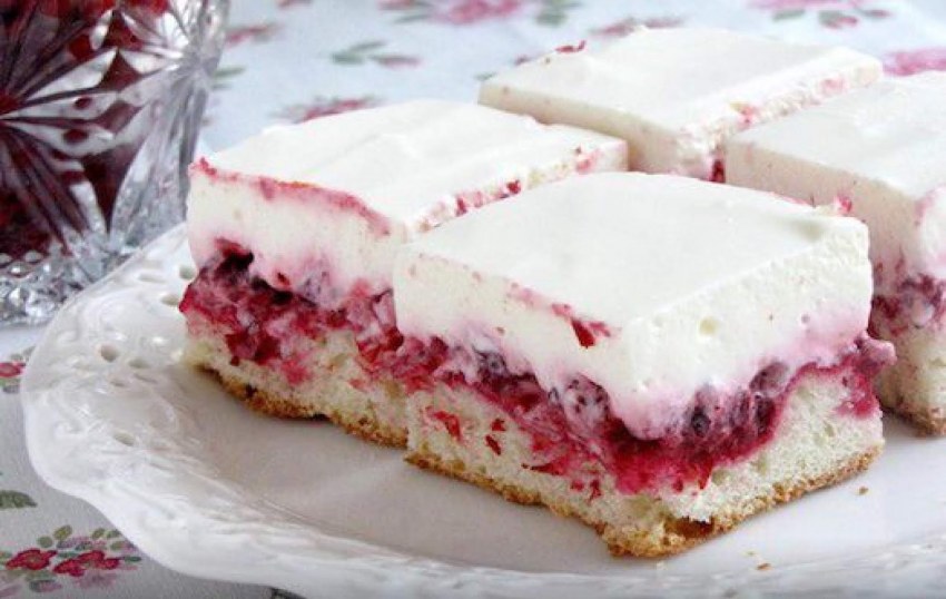 Песочный пирог с брусникой и сметанной заливкой