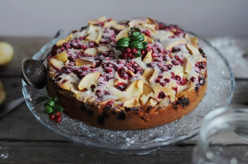 Пирог с брусникой и сметаной