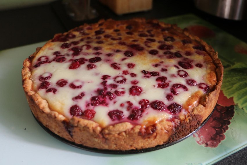 Пирог со сметаной и ягодами