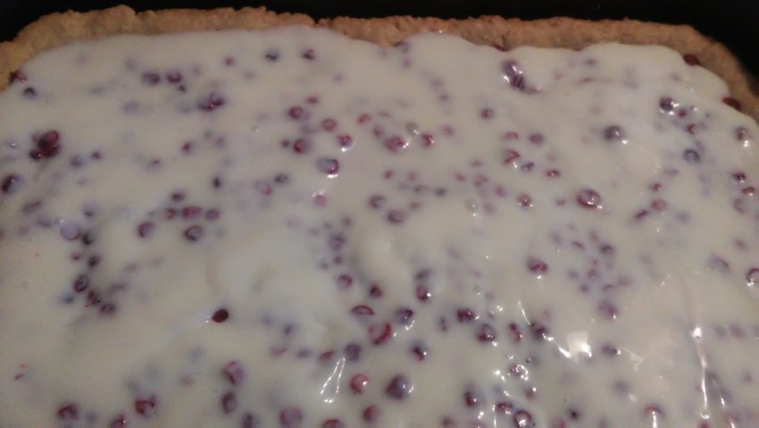 Творожный пирог с брусникой и сметаной рецепт
