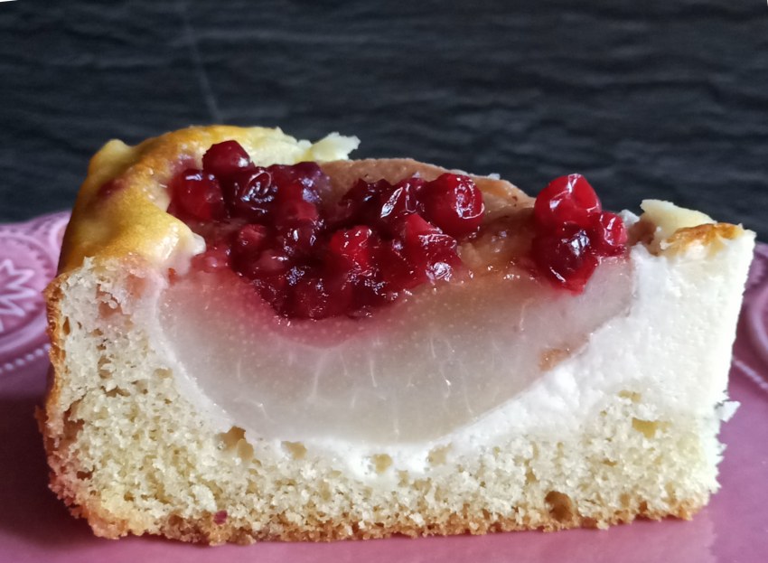 Пирог с творогом и брусникой