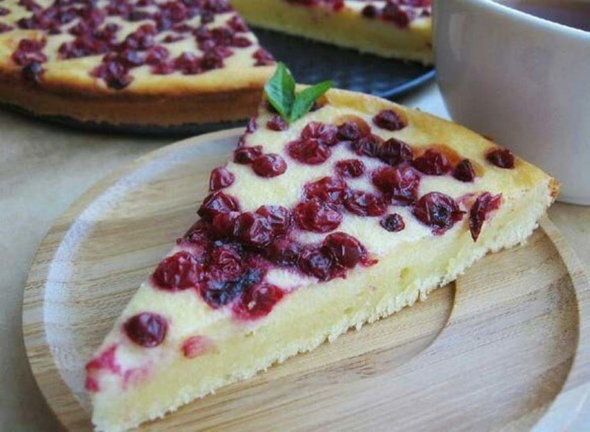 Открытый пирог с брусникой