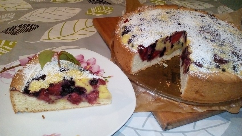 Открытый пирог с брусникой