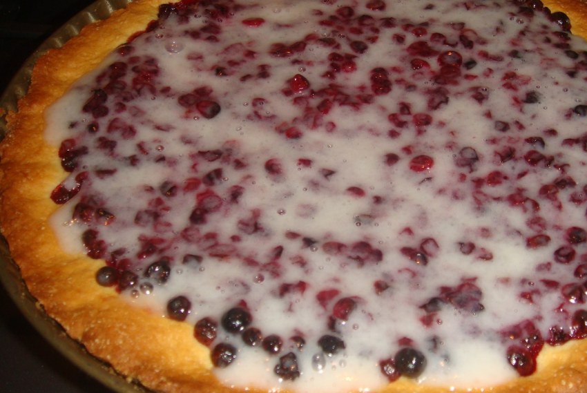 Открытый пирог с брусникой