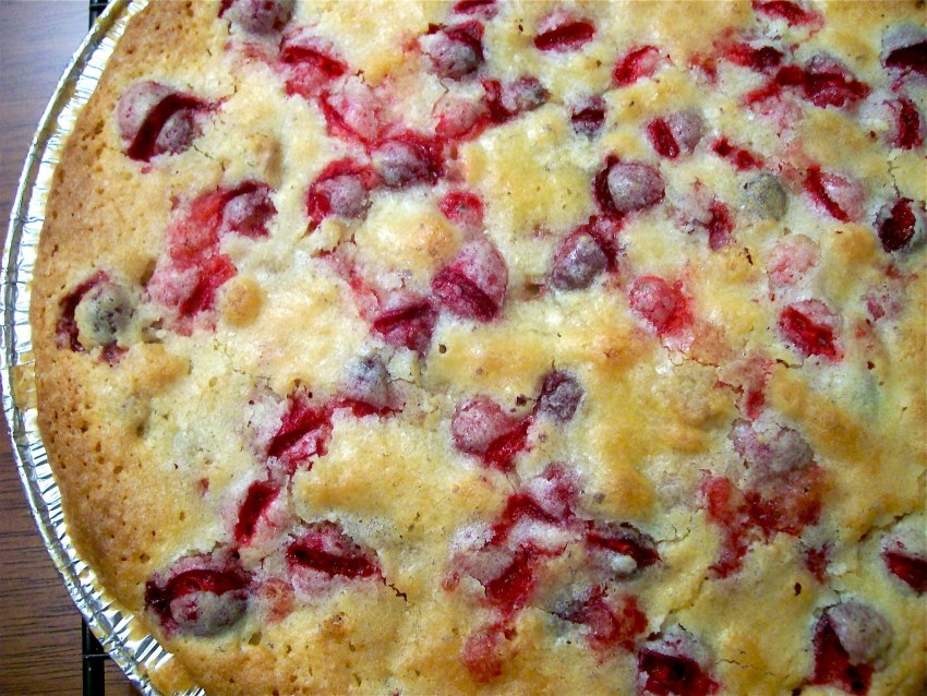 Быстрый пирог с замороженной брусникой