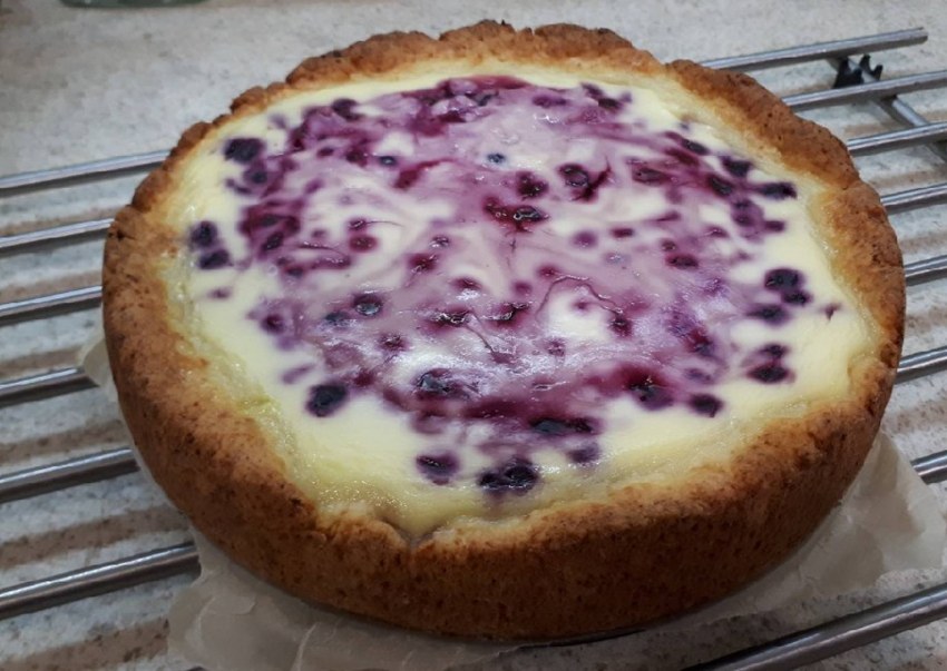 Пирог с брусникой украшение