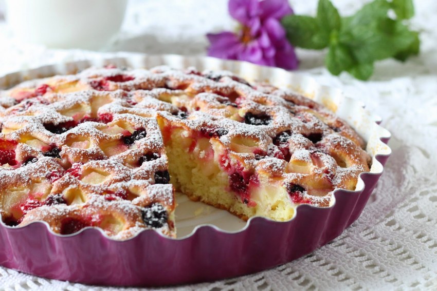 Песочный пирог с яблоками и брусникой