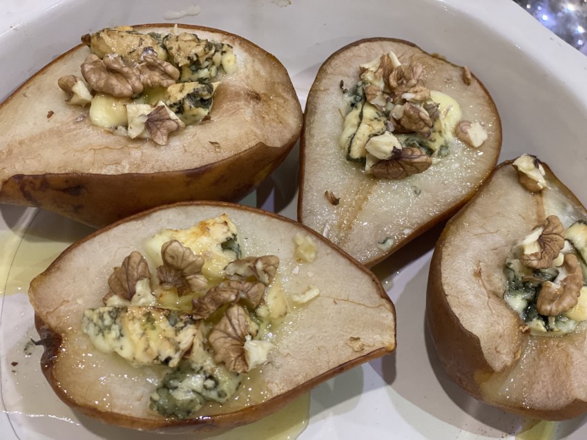 Закуска с грушей и голубым сыром