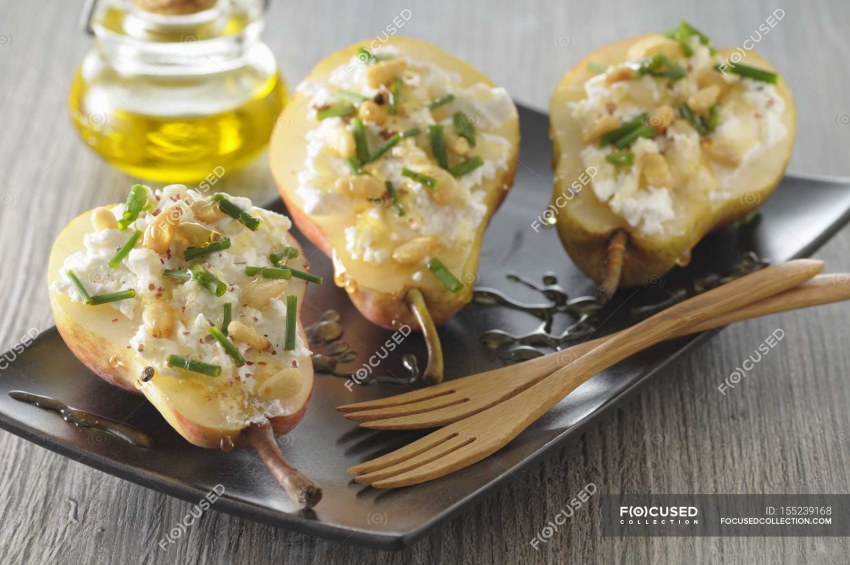 Груша запеченная с сыром с плесенью и орехами