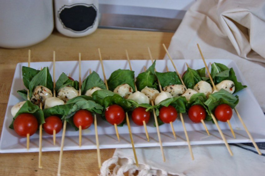 Канапе с мини моцареллой и помидорами черри