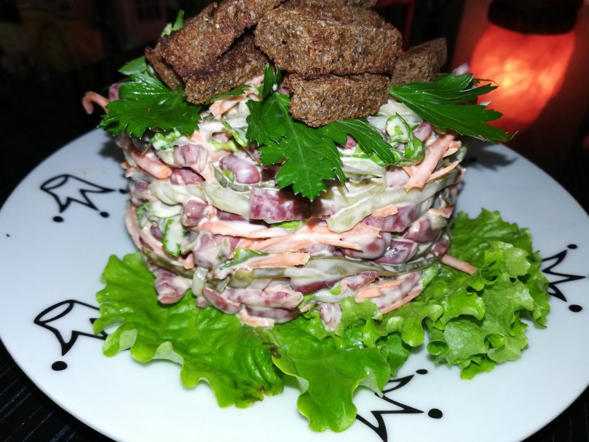 Салат немецкий с колбасой