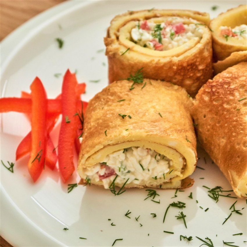 Омлетный рулет с творогом и зеленью