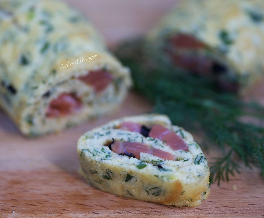Яичный рулет с семгой и сыром