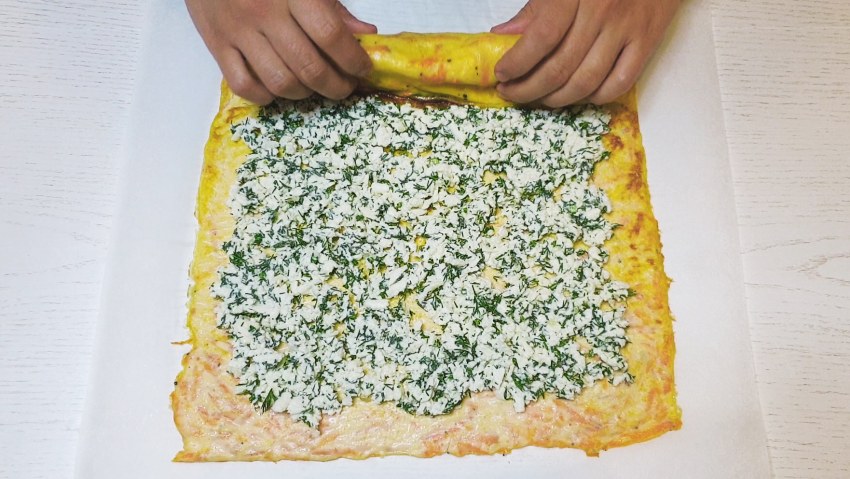 Закусочный яркий рулет из омлета и моркови