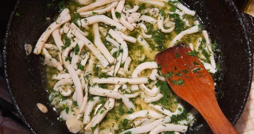 Щупальца кальмара в чесночном соусе