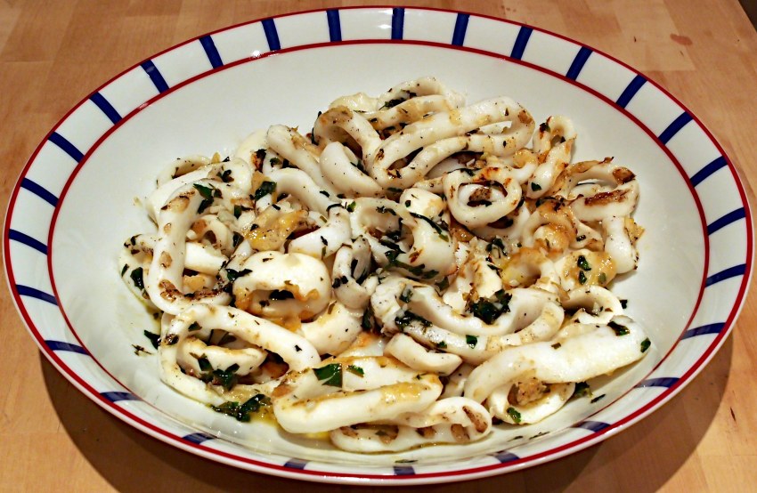 Салат с кальмарами с чесночным соусом