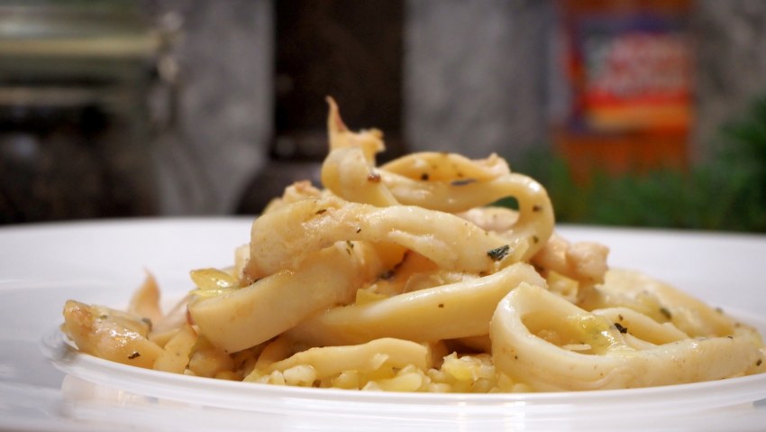 Жареные кальмары с чесноком