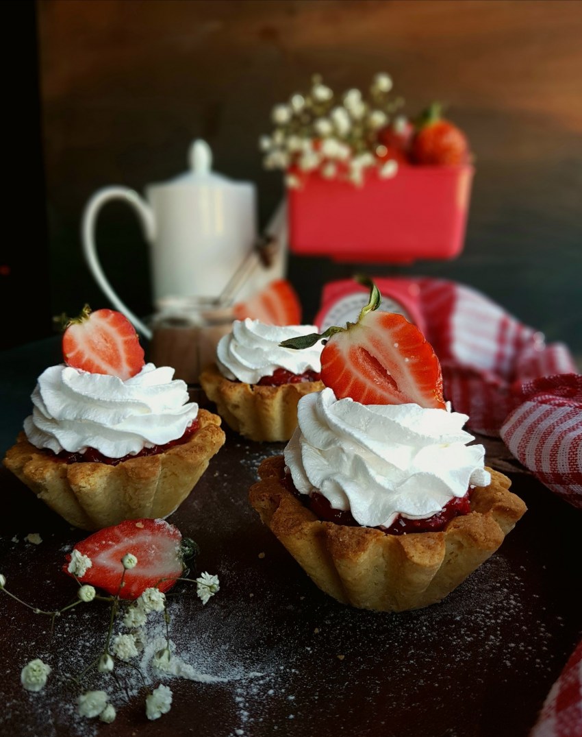 Песочные корзиночки с белковым кремом