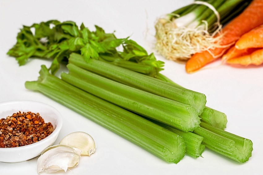 Зелёная маринованная трубочками