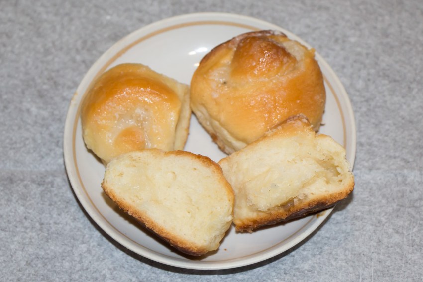 Йогурт с булочкой