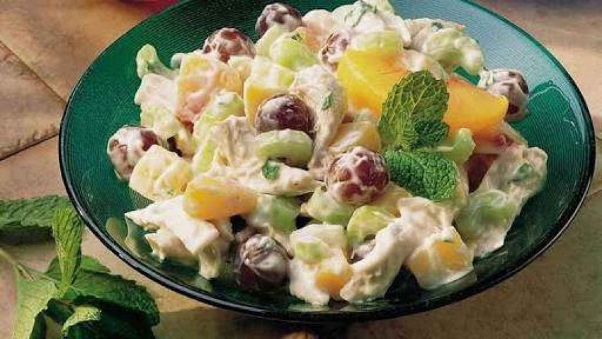 Салат из курицы с фруктами