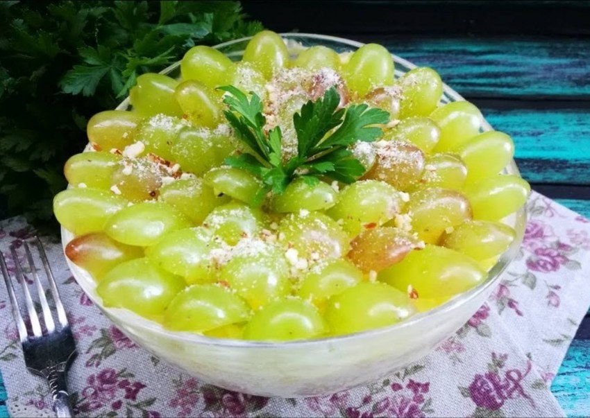 Салат Виноградная лоза с курицей