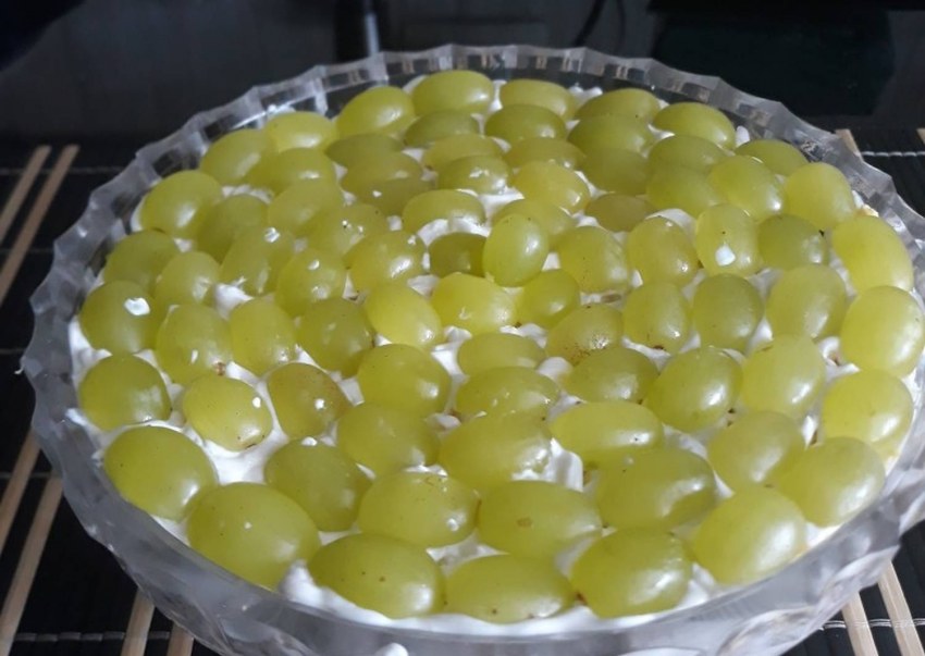 Салат с виноградом и копченой грудкой