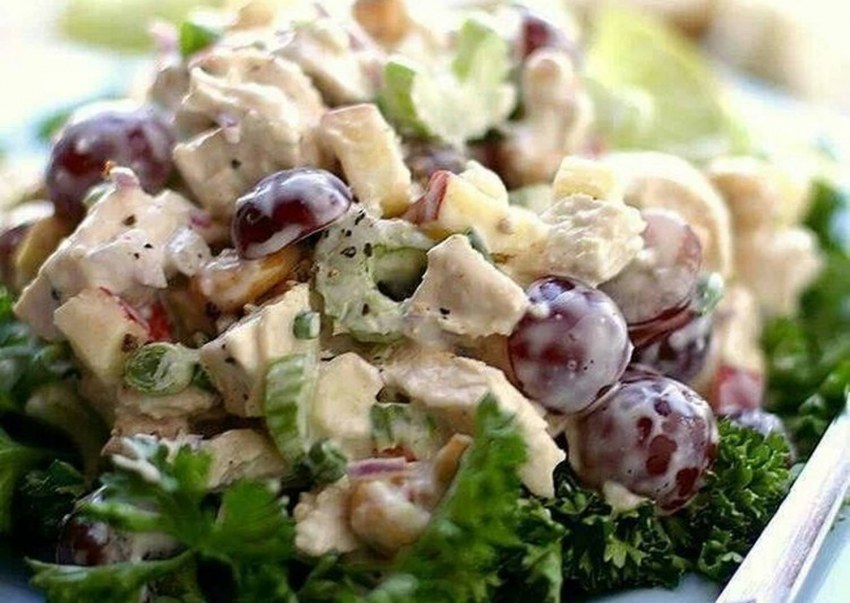 Салат с виноградом и курицей