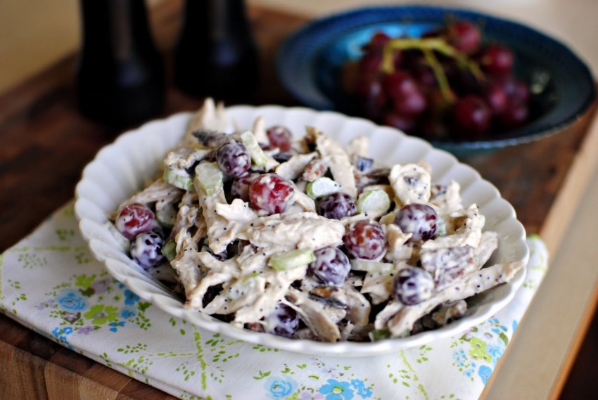 Салат с виноградом и сельдереем и курицей